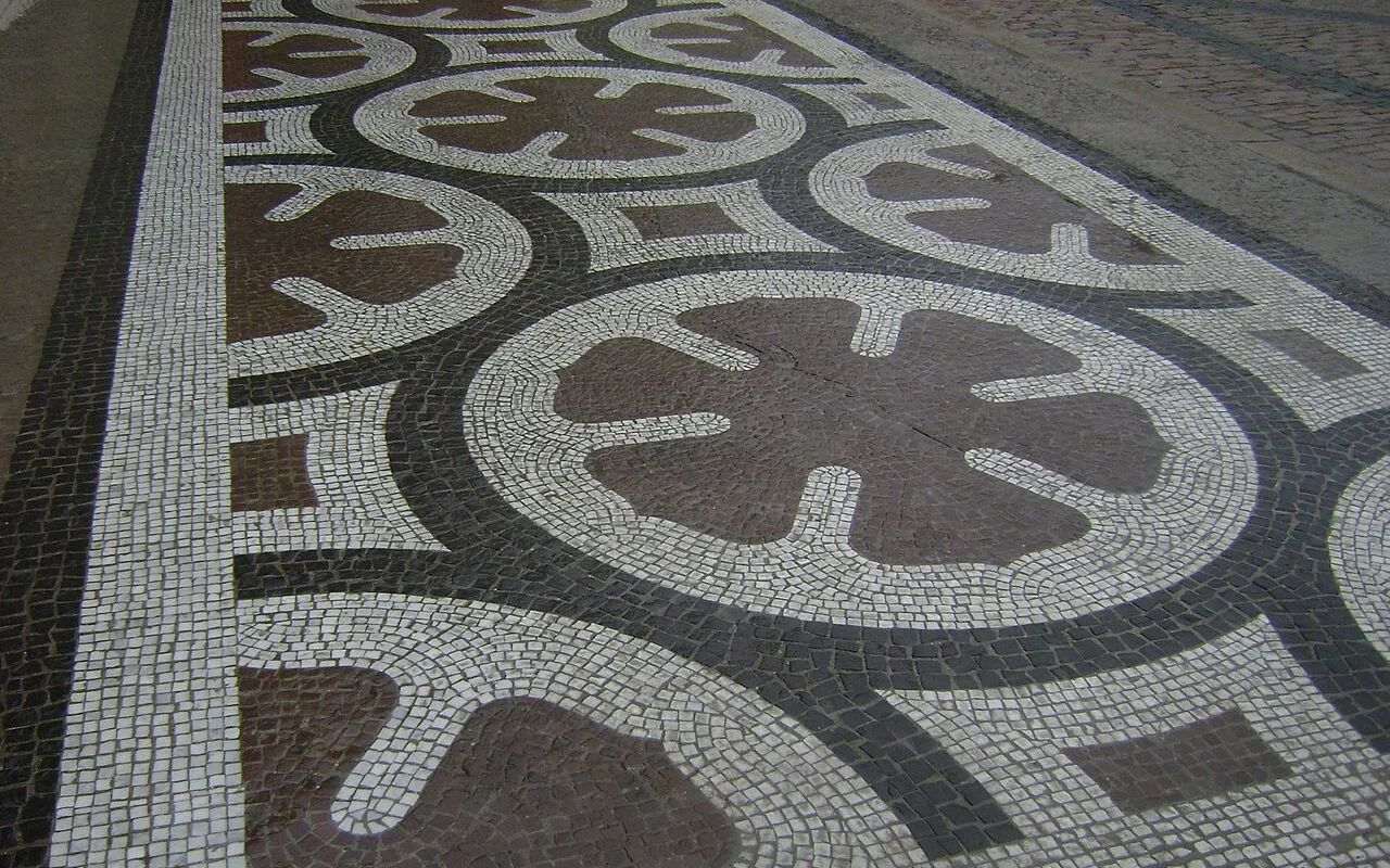 Den mønstrede stensætning på Amalienborg Slotsplads, lagt i lyse løkker og cirkler på mørk brosten.