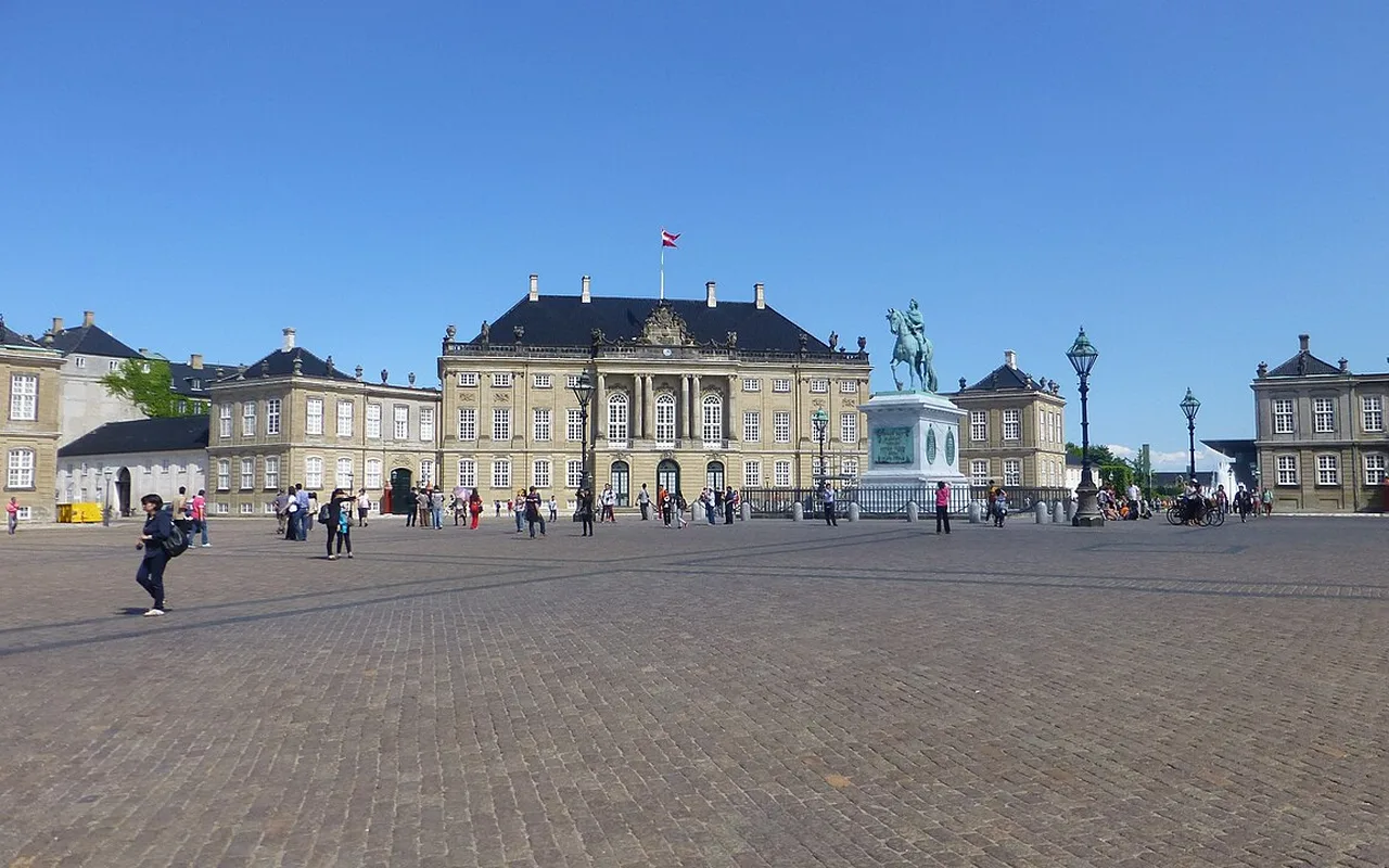 Den ottekantede Amalienborg-plads i København med de fire matchende rokokopalæer omkring den og rytterstatuen i midten.
