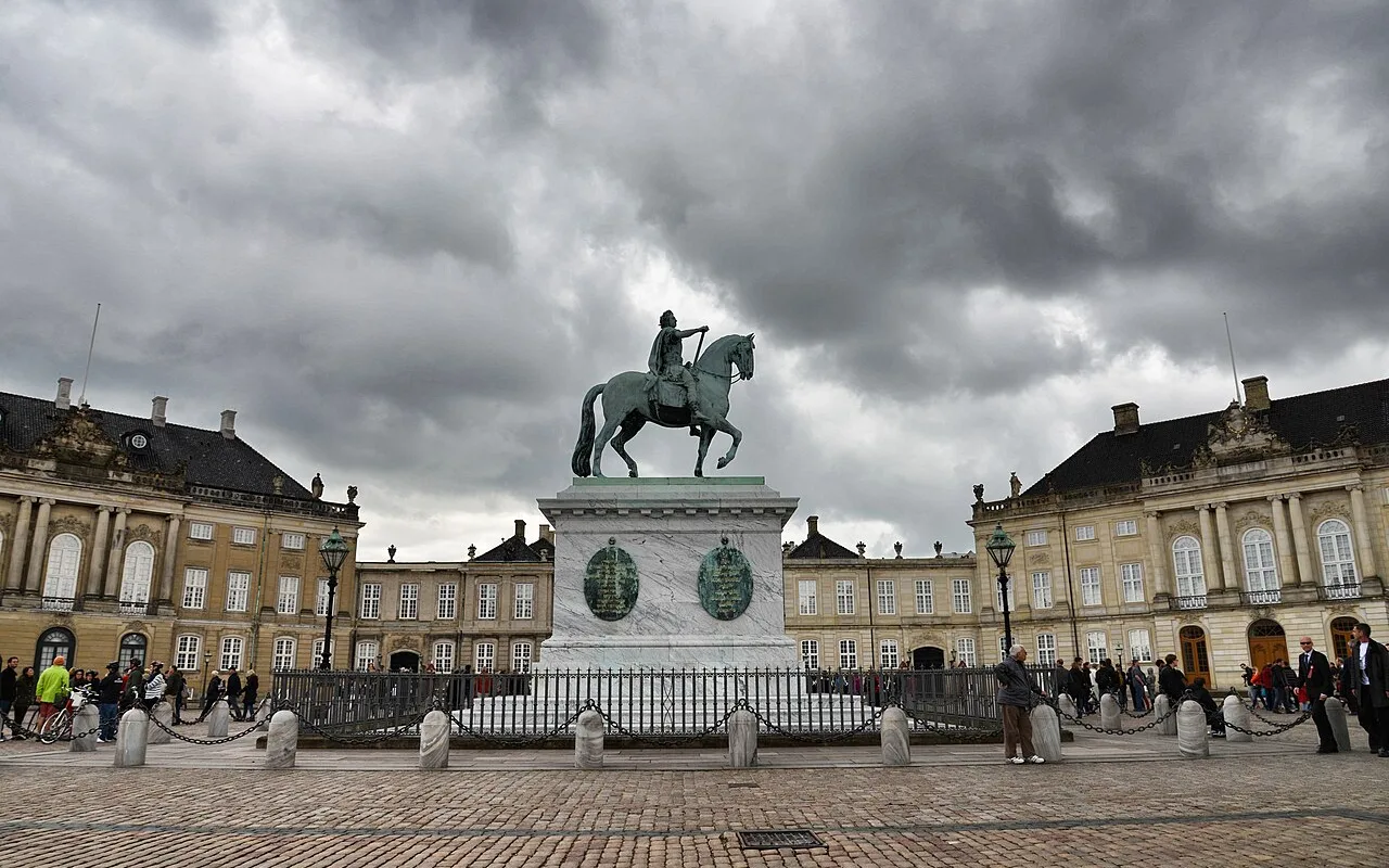 Bronzerytterstatuen af Frederik V på sin høje sokkel midt på Amalienborgs slotsplads.
